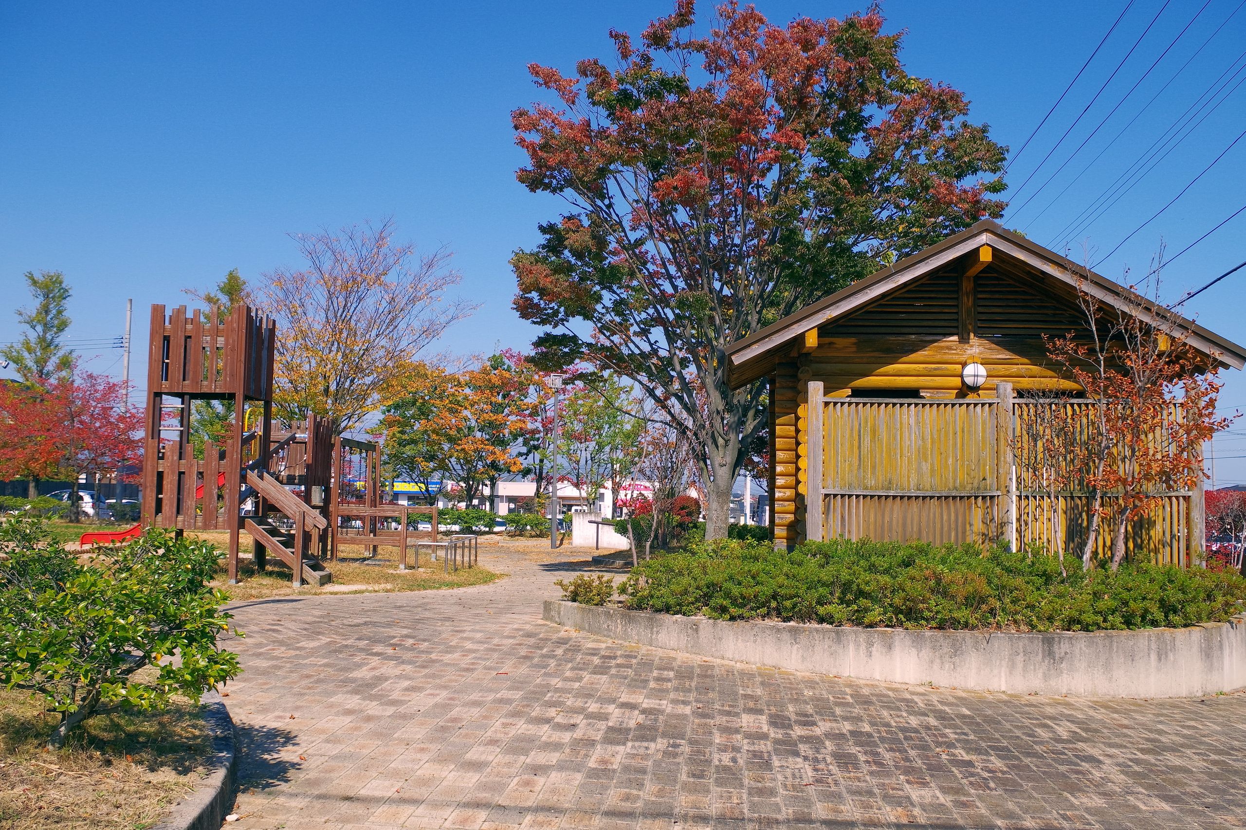住宅が並ぶ落ち着いた街並みと青空（イメージ）